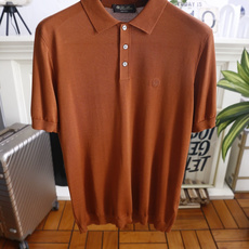 🔥Loro piana.26夏季新品!时尚男士百搭短袖👍经典翻领搭配三门扣设计,左胸位置点缀简约精致的小 🔥Loro piana.26夏季新品!时尚男士百搭短袖👍经典翻领搭配三门扣设计,左胸位置点缀简约精致的小