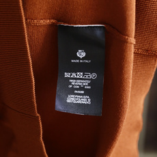 🔥Loro piana.26夏季新品!时尚男士百搭短袖👍经典翻领搭配三门扣设计,左胸位置点缀简约精致的小 🔥Loro piana.26夏季新品!时尚男士百搭短袖👍经典翻领搭配三门扣设计,左胸位置点缀简约精致的小
