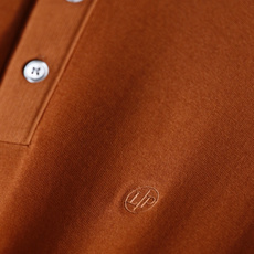 🔥Loro piana.26夏季新品!时尚男士百搭短袖👍经典翻领搭配三门扣设计,左胸位置点缀简约精致的小 🔥Loro piana.26夏季新品!时尚男士百搭短袖👍经典翻领搭配三门扣设计,左胸位置点缀简约精致的小