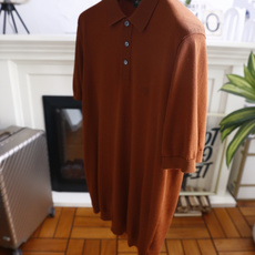 🔥Loro piana.26夏季新品!时尚男士百搭短袖👍经典翻领搭配三门扣设计,左胸位置点缀简约精致的小 🔥Loro piana.26夏季新品!时尚男士百搭短袖👍经典翻领搭配三门扣设计,左胸位置点缀简约精致的小