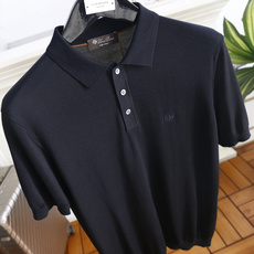 🔥Loro piana.26夏季新品!时尚男士百搭短袖👍经典翻领搭配三门扣设计,左胸位置点缀简约精致的小 🔥Loro piana.26夏季新品!时尚男士百搭短袖👍经典翻领搭配三门扣设计,左胸位置点缀简约精致的小