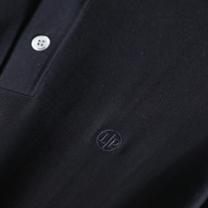 🔥Loro piana.26夏季新品!时尚男士百搭短袖👍经典翻领搭配三门扣设计,左胸位置点缀简约精致的小 🔥Loro piana.26夏季新品!时尚男士百搭短袖👍经典翻领搭配三门扣设计,左胸位置点缀简约精致的小