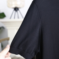 🔥Loro piana.26夏季新品!时尚男士百搭短袖👍经典翻领搭配三门扣设计,左胸位置点缀简约精致的小 🔥Loro piana.26夏季新品!时尚男士百搭短袖👍经典翻领搭配三门扣设计,左胸位置点缀简约精致的小