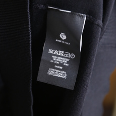 🔥Loro piana.26夏季新品!时尚男士百搭短袖👍经典翻领搭配三门扣设计,左胸位置点缀简约精致的小 🔥Loro piana.26夏季新品!时尚男士百搭短袖👍经典翻领搭配三门扣设计,左胸位置点缀简约精致的小
