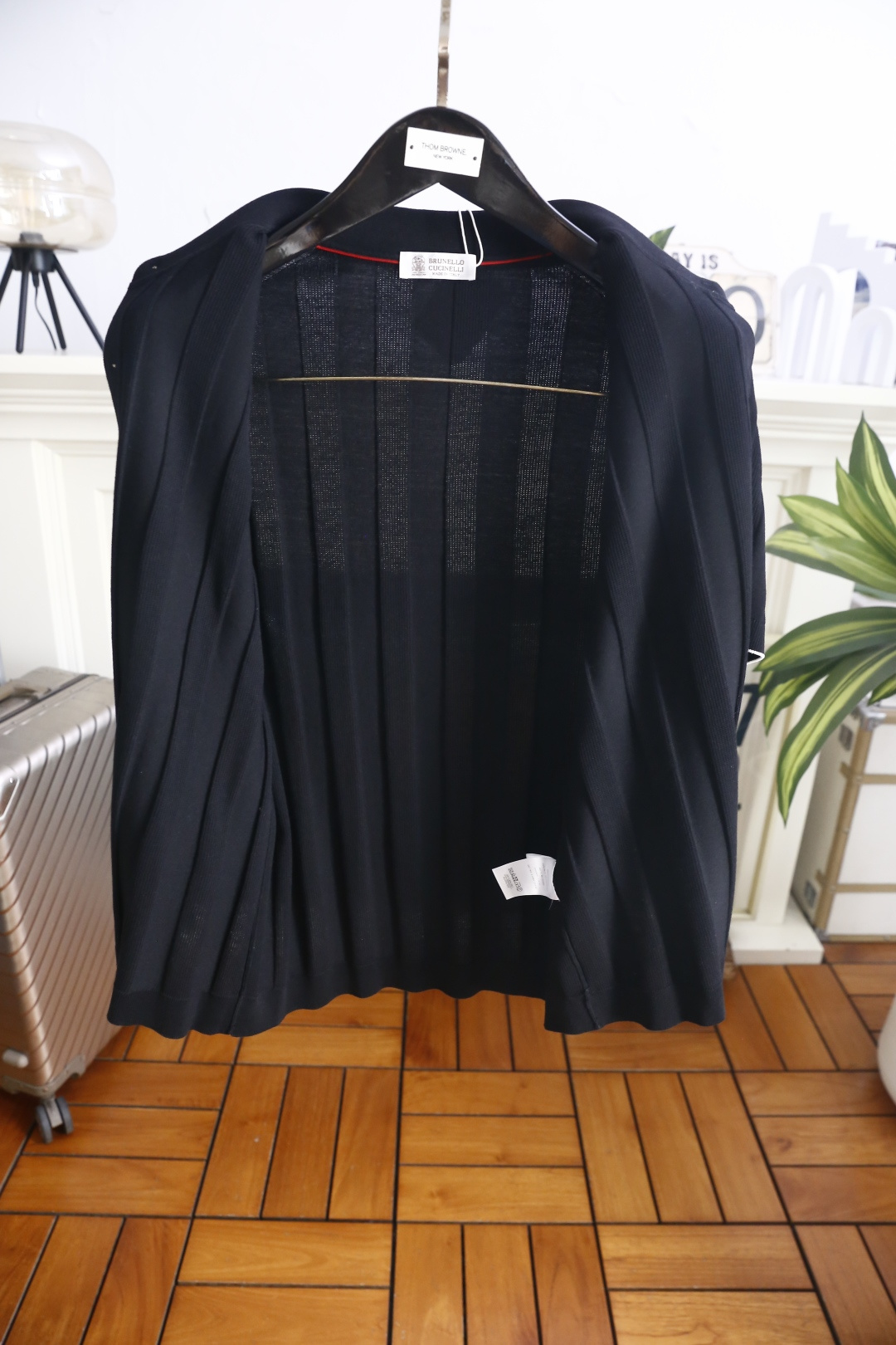🔥BC.26夏季新品！时尚男士经典翻领搭配全开扣短袖👍衣身带有竖向的肌理纹路，短袖剪裁得体大方，袖口细节