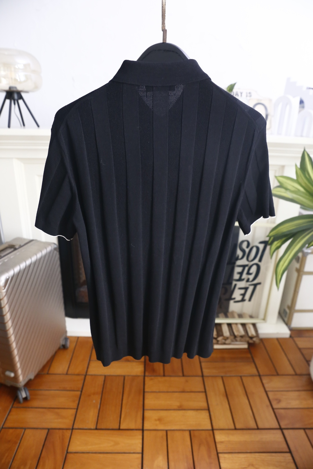 🔥BC.26夏季新品！时尚男士经典翻领搭配全开扣短袖👍衣身带有竖向的肌理纹路，短袖剪裁得体大方，袖口细节