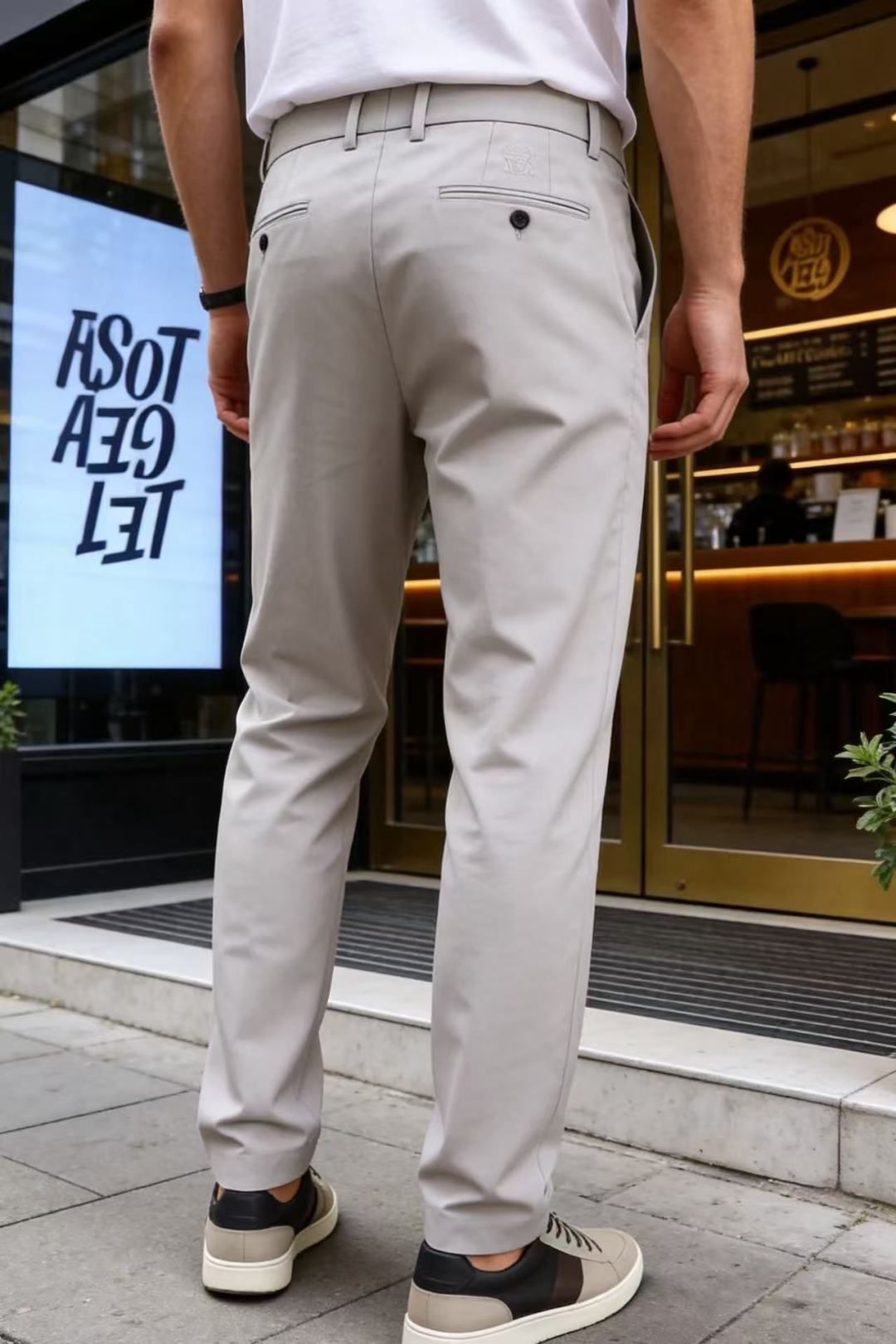 🔥BC.26夏季新品！时尚男士百搭休闲西裤版型利落挺括，后腰设置双纽扣口袋，一侧带有精致品牌小刺绣标识，