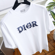 🔥迪奥.26夏季新品!时尚男士休闲圆领T恤👍胸前饰有做旧艺术风格的品牌字母印花,字母细节融入标志性元素, 🔥迪奥.26夏季新品!时尚男士休闲圆领T恤👍胸前饰有做旧艺术风格的品牌字母印花,字母细节融入标志性元素,