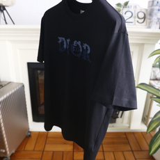 🔥迪奥.26夏季新品!时尚男士休闲圆领T恤👍胸前饰有做旧艺术风格的品牌字母印花,字母细节融入标志性元素, 🔥迪奥.26夏季新品!时尚男士休闲圆领T恤👍胸前饰有做旧艺术风格的品牌字母印花,字母细节融入标志性元素,