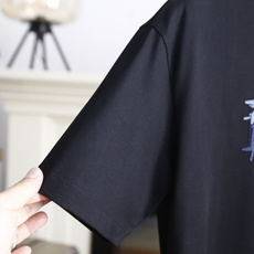 🔥迪奥.26夏季新品!时尚男士休闲圆领T恤👍胸前饰有做旧艺术风格的品牌字母印花,字母细节融入标志性元素, 🔥迪奥.26夏季新品!时尚男士休闲圆领T恤👍胸前饰有做旧艺术风格的品牌字母印花,字母细节融入标志性元素,
