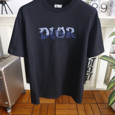 🔥迪奥.26夏季新品!时尚男士休闲圆领T恤👍胸前饰有做旧艺术风格的品牌字母印花,字母细节融入标志性元素, 🔥迪奥.26夏季新品!时尚男士休闲圆领T恤👍胸前饰有做旧艺术风格的品牌字母印花,字母细节融入标志性元素,