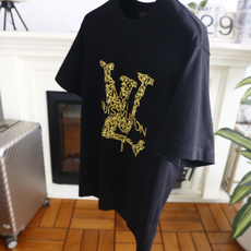 🔥路易威*/LV.26夏季新品!时尚男士圆领短袖👍宽松日常穿搭包容各类身形,领口做工规整不易变形,上身利 🔥路易威*/LV.26夏季新品!时尚男士圆领短袖👍宽松日常穿搭包容各类身形,领口做工规整不易变形,上身利