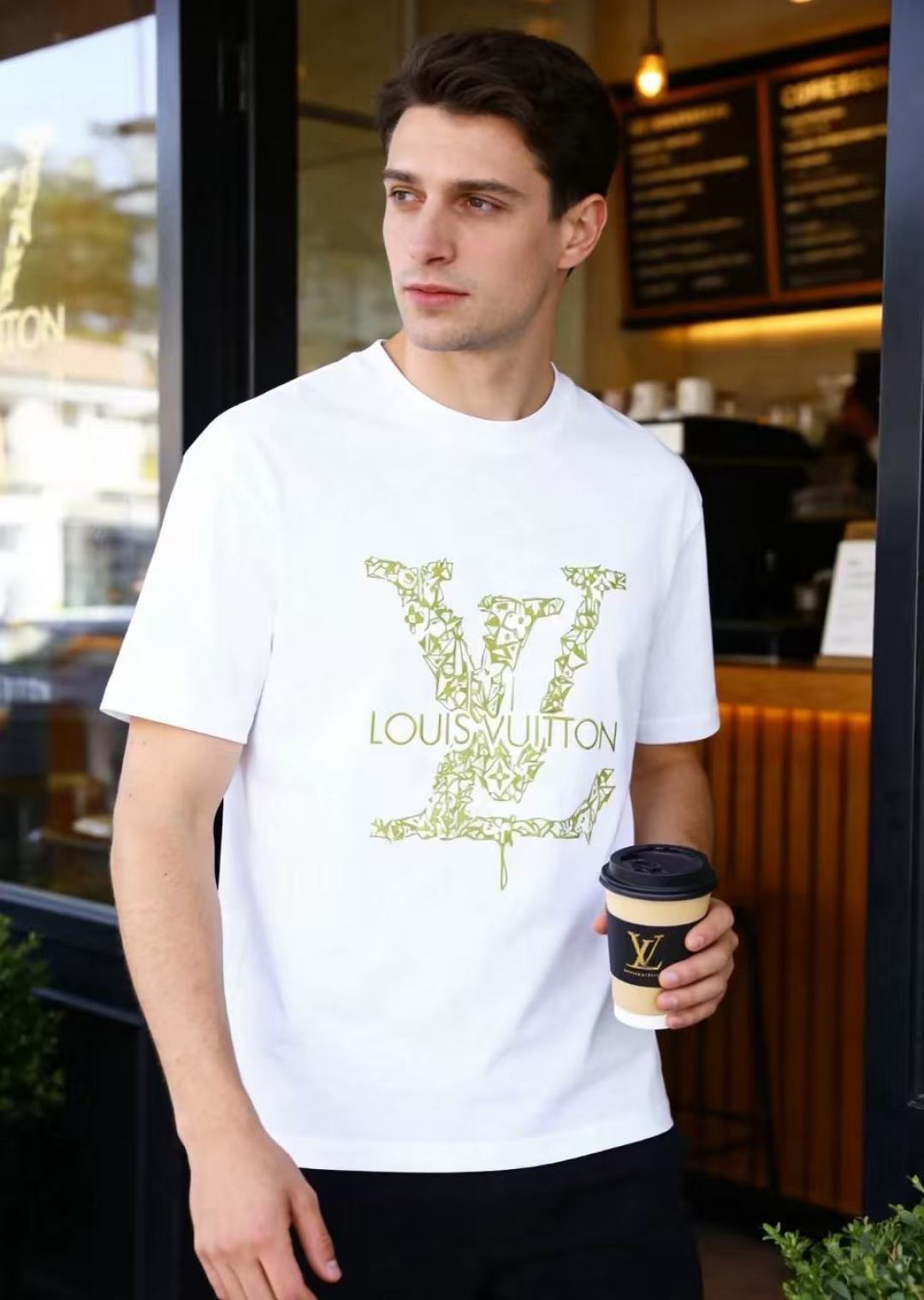 🔥路易威*/LV.26夏季新品！时尚男士圆领短袖👍宽松日常穿搭包容各类身形，领口做工规整不易变形，上身利
