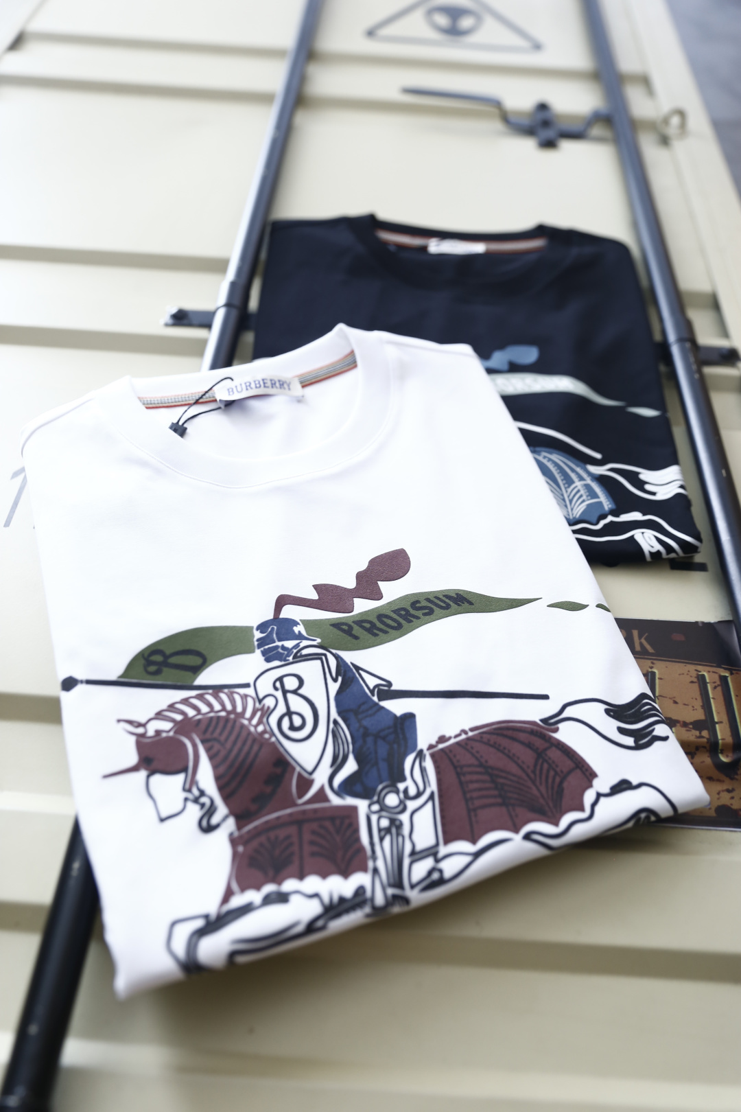 🔥巴宝莉.26夏季新品！时尚男士经典圆领短袖👍采用宽松休闲的剪裁，领口处点缀品牌标志性三色织带细节，提升