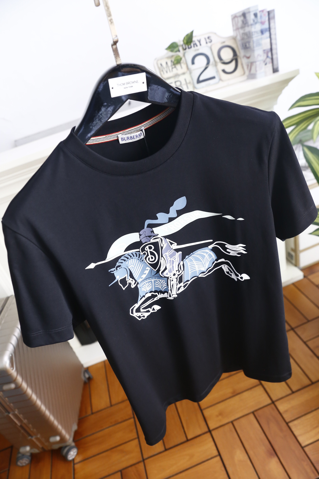 🔥巴宝莉.26夏季新品！时尚男士经典圆领短袖👍采用宽松休闲的剪裁，领口处点缀品牌标志性三色织带细节，提升