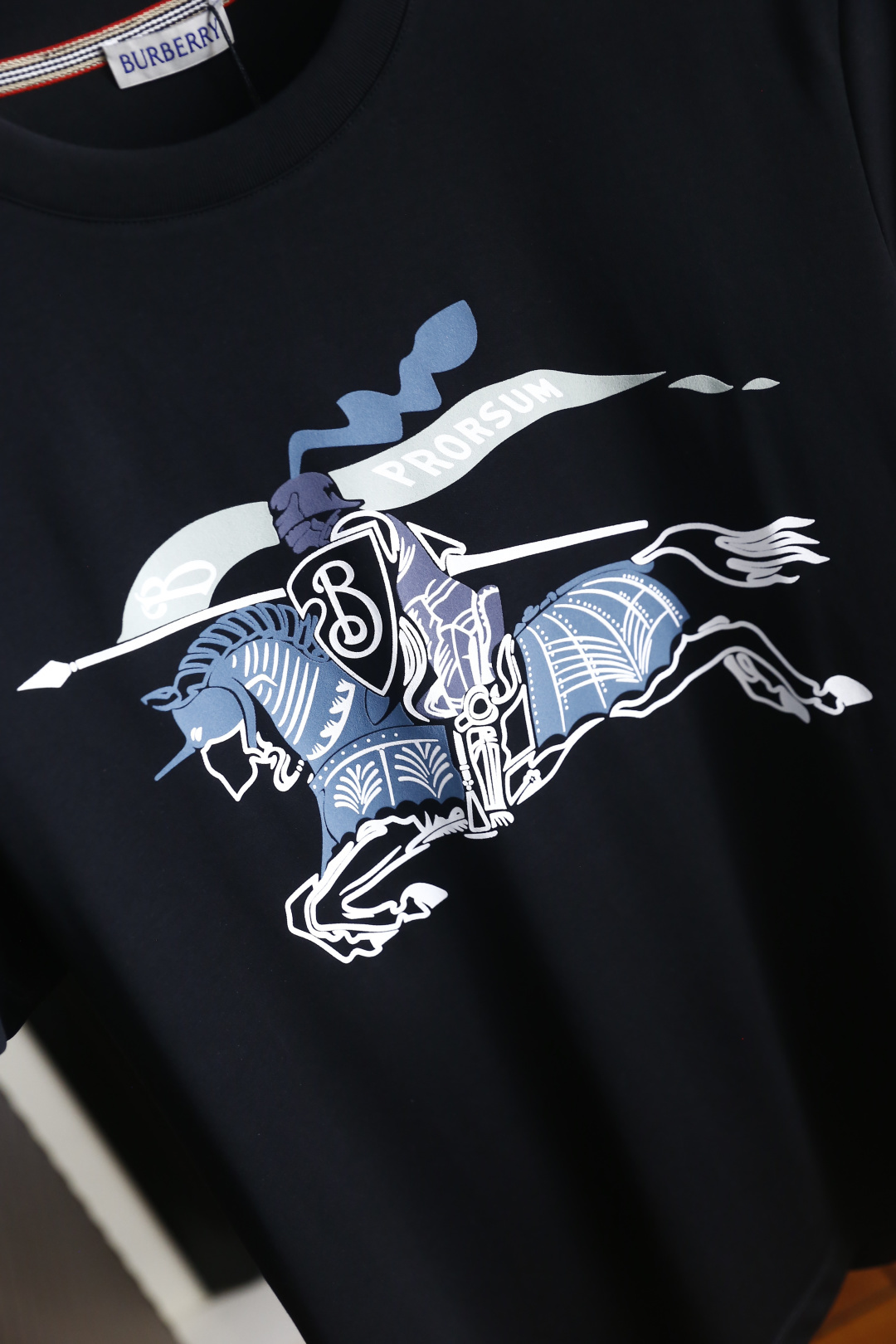 🔥巴宝莉.26夏季新品！时尚男士经典圆领短袖👍采用宽松休闲的剪裁，领口处点缀品牌标志性三色织带细节，提升