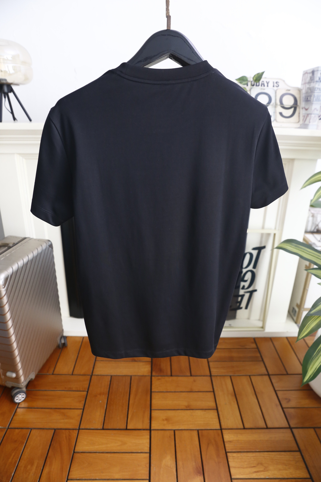 🔥巴宝莉.26夏季新品！时尚男士经典圆领短袖👍采用宽松休闲的剪裁，领口处点缀品牌标志性三色织带细节，提升