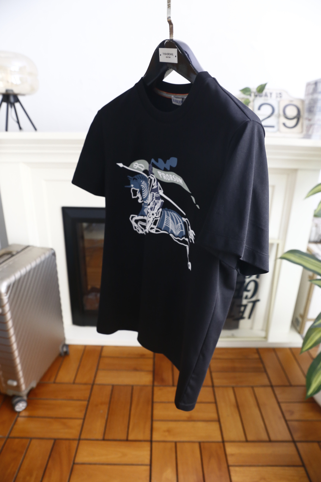 🔥巴宝莉.26夏季新品！时尚男士经典圆领短袖👍采用宽松休闲的剪裁，领口处点缀品牌标志性三色织带细节，提升