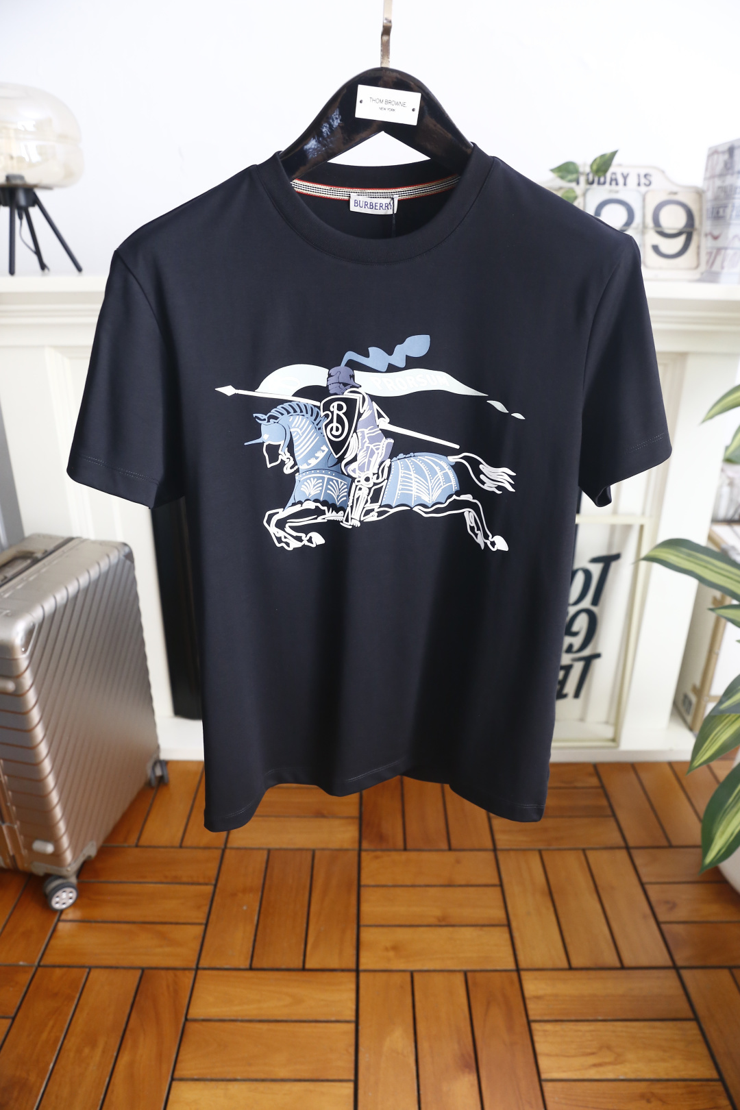 🔥巴宝莉.26夏季新品！时尚男士经典圆领短袖👍采用宽松休闲的剪裁，领口处点缀品牌标志性三色织带细节，提升