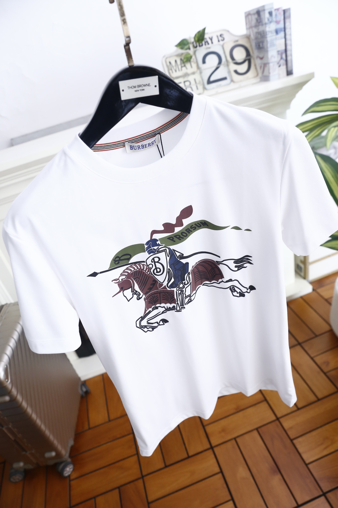 🔥巴宝莉.26夏季新品！时尚男士经典圆领短袖👍采用宽松休闲的剪裁，领口处点缀品牌标志性三色织带细节，提升