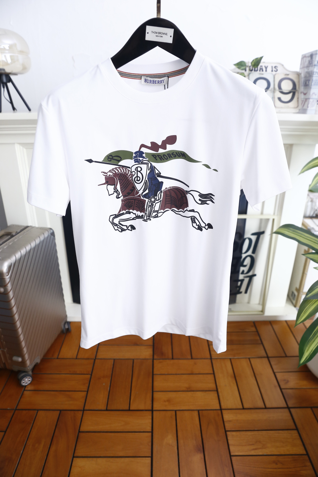 🔥巴宝莉.26夏季新品！时尚男士经典圆领短袖👍采用宽松休闲的剪裁，领口处点缀品牌标志性三色织带细节，提升