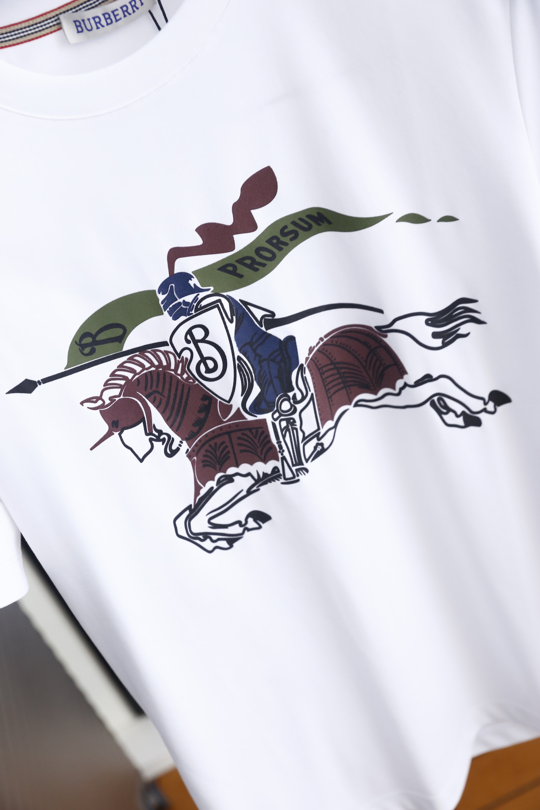 🔥巴宝莉.26夏季新品！时尚男士经典圆领短袖👍采用宽松休闲的剪裁，领口处点缀品牌标志性三色织带细节，提升