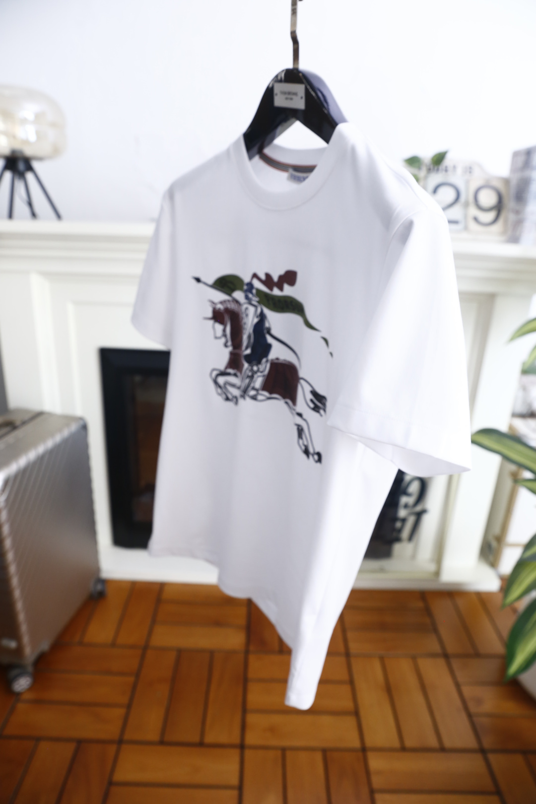🔥巴宝莉.26夏季新品！时尚男士经典圆领短袖👍采用宽松休闲的剪裁，领口处点缀品牌标志性三色织带细节，提升