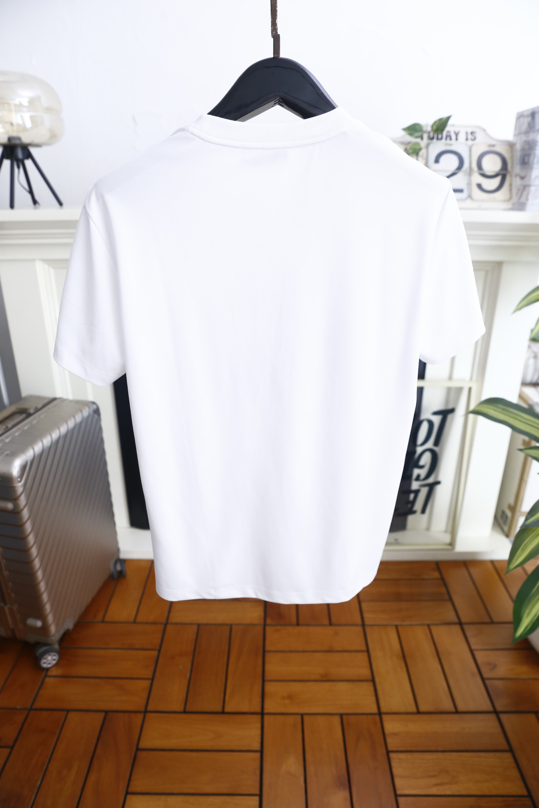 🔥巴宝莉.26夏季新品！时尚男士经典圆领短袖👍采用宽松休闲的剪裁，领口处点缀品牌标志性三色织带细节，提升