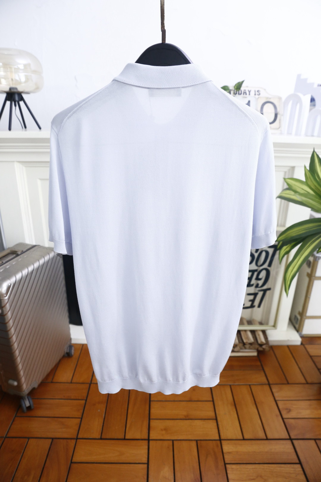 🔥Loro piana.26夏季新品！时尚男士百搭短袖👍经典翻领搭配三门扣设计，左胸位置点缀简约精致的小