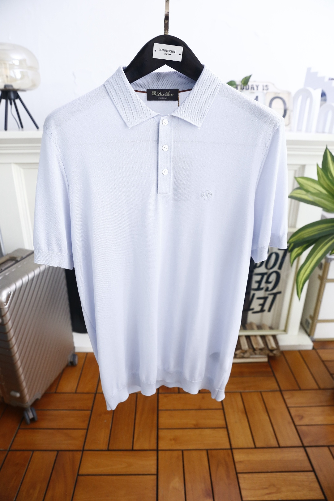 🔥Loro piana.26夏季新品！时尚男士百搭短袖👍经典翻领搭配三门扣设计，左胸位置点缀简约精致的小