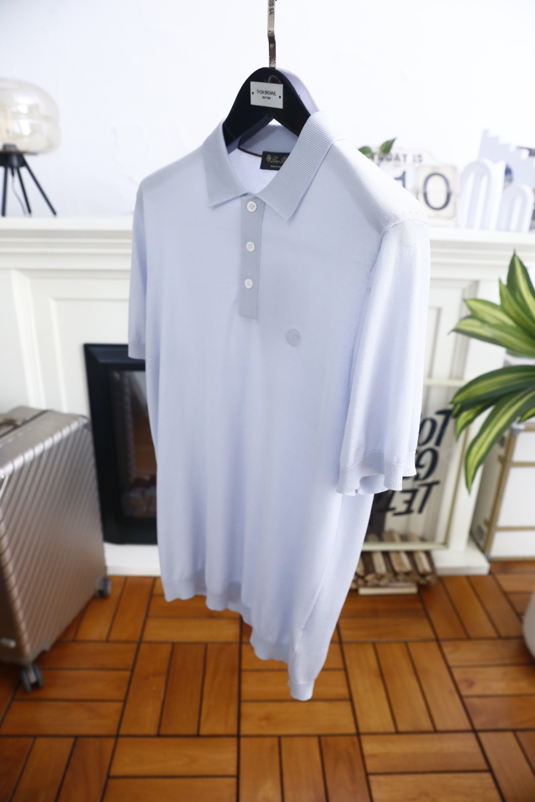 🔥Loro piana.26夏季新品！时尚男士百搭短袖👍经典翻领搭配三门扣设计，左胸位置点缀简约精致的小