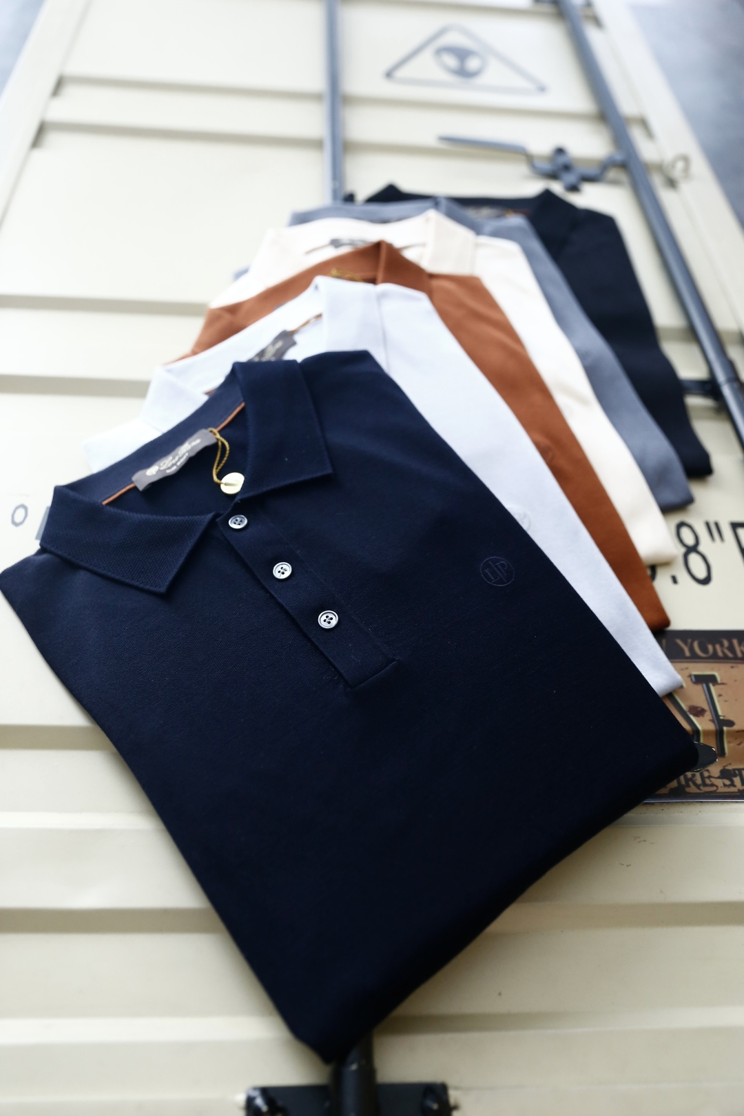 🔥Loro piana.26夏季新品！时尚男士百搭短袖👍经典翻领搭配三门扣设计，左胸位置点缀简约精致的小