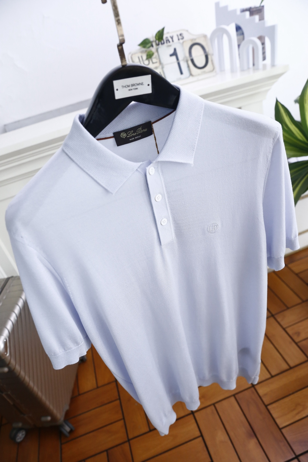 🔥Loro piana.26夏季新品！时尚男士百搭短袖👍经典翻领搭配三门扣设计，左胸位置点缀简约精致的小
