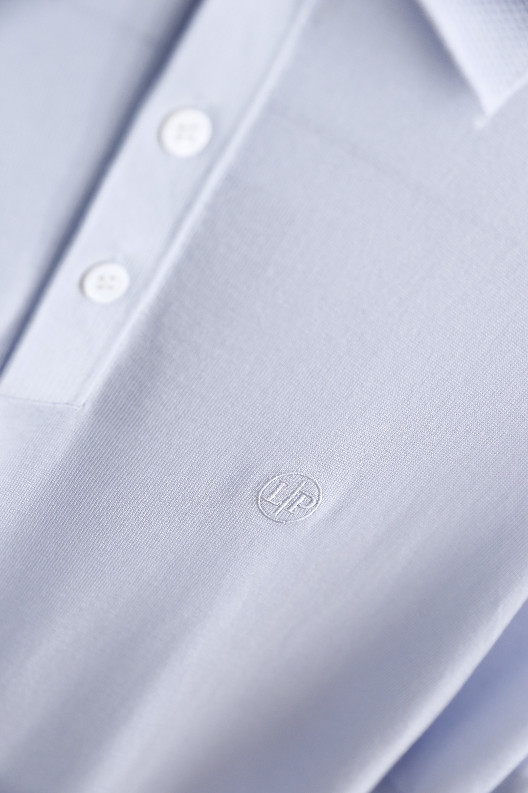 🔥Loro piana.26夏季新品！时尚男士百搭短袖👍经典翻领搭配三门扣设计，左胸位置点缀简约精致的小