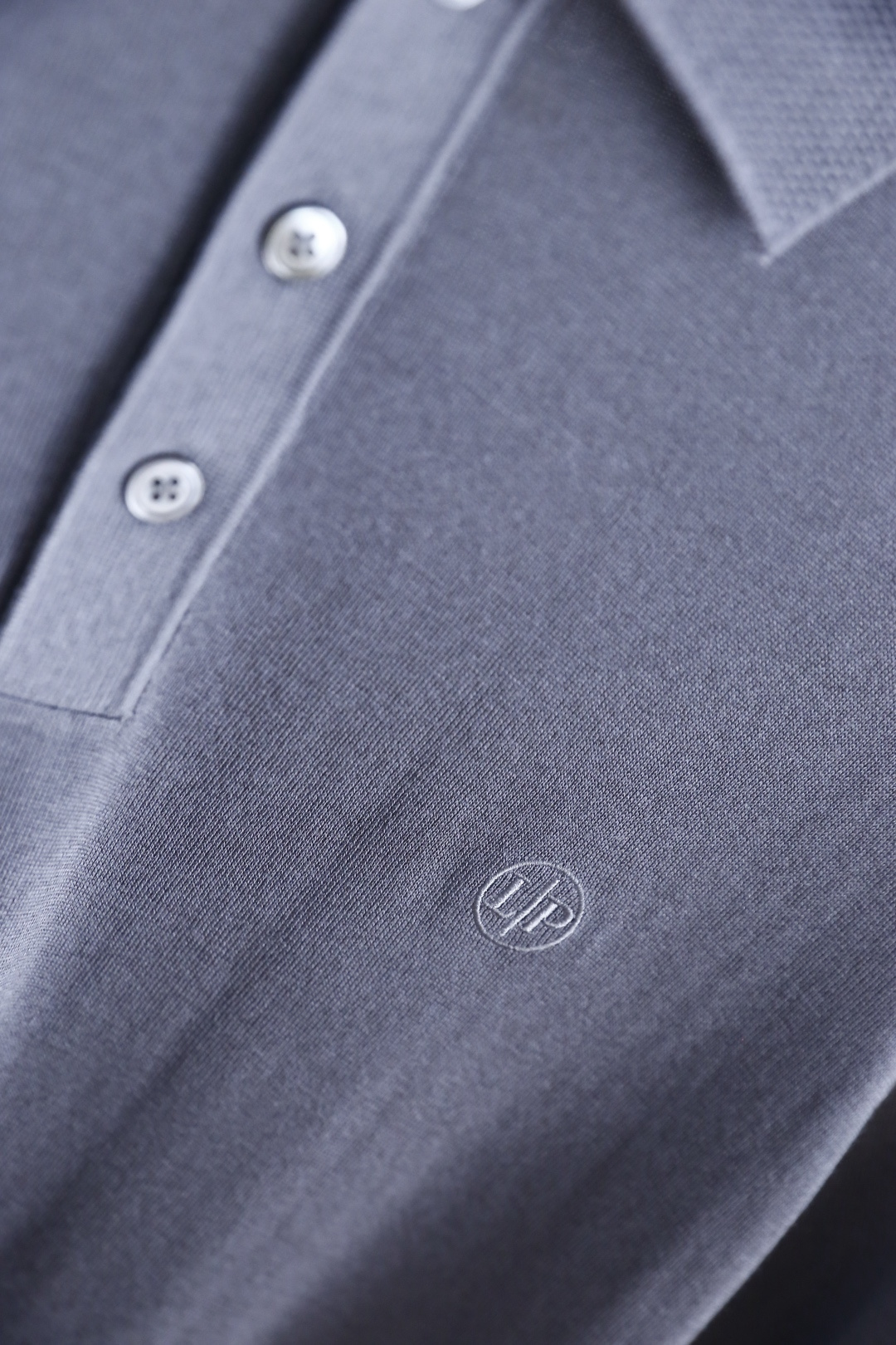 🔥Loro piana.26夏季新品！时尚男士百搭短袖👍经典翻领搭配三门扣设计，左胸位置点缀简约精致的小