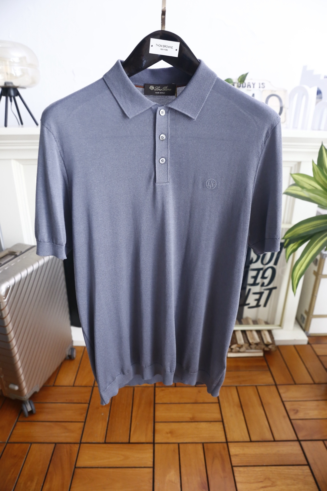 🔥Loro piana.26夏季新品！时尚男士百搭短袖👍经典翻领搭配三门扣设计，左胸位置点缀简约精致的小