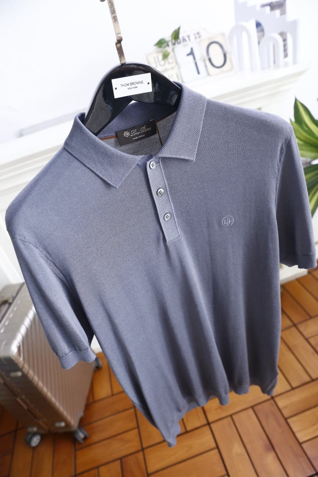 🔥Loro piana.26夏季新品！时尚男士百搭短袖👍经典翻领搭配三门扣设计，左胸位置点缀简约精致的小