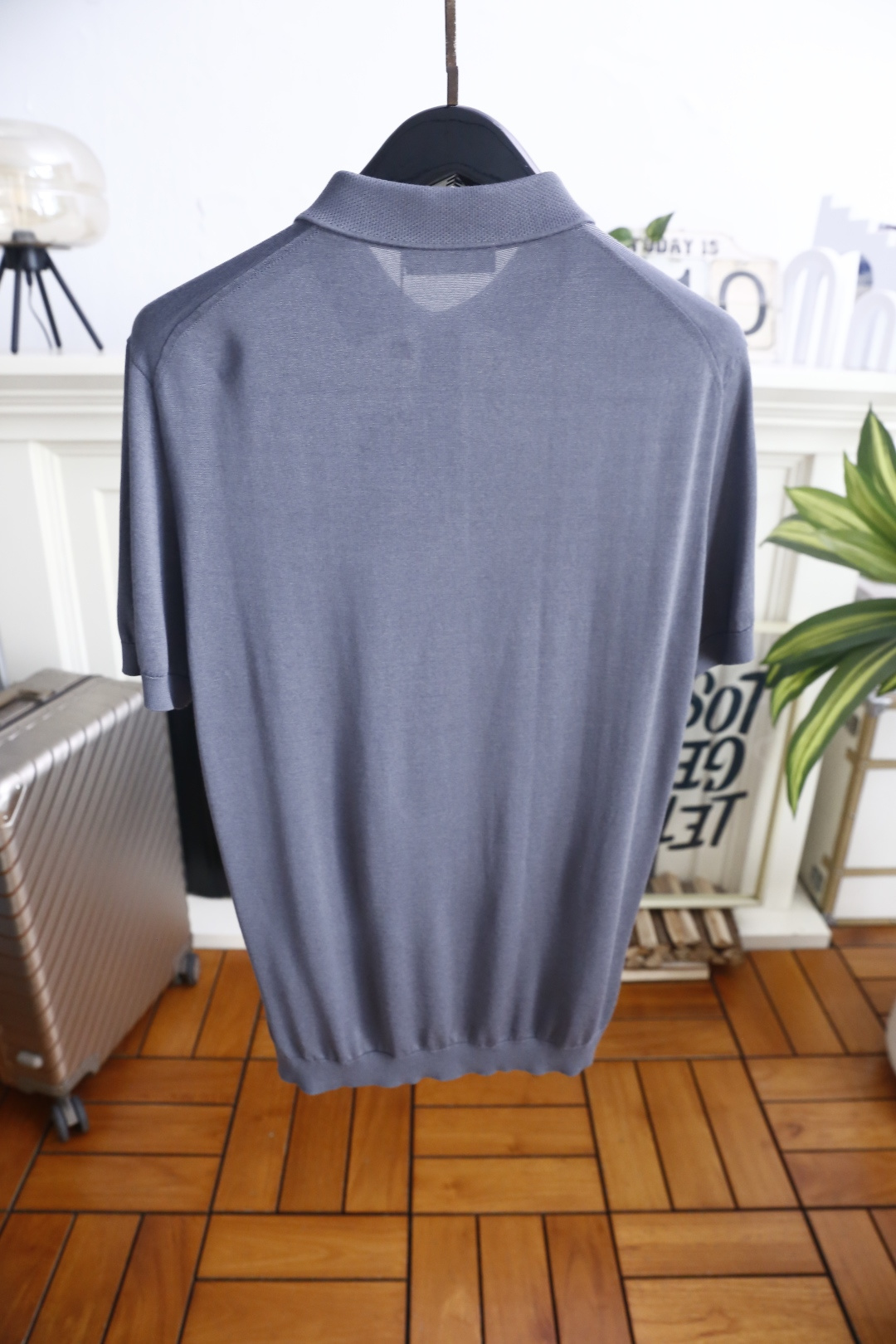 🔥Loro piana.26夏季新品！时尚男士百搭短袖👍经典翻领搭配三门扣设计，左胸位置点缀简约精致的小