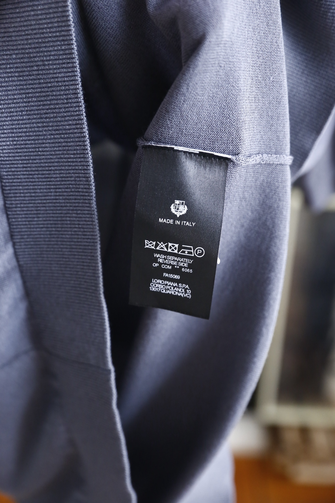 🔥Loro piana.26夏季新品！时尚男士百搭短袖👍经典翻领搭配三门扣设计，左胸位置点缀简约精致的小
