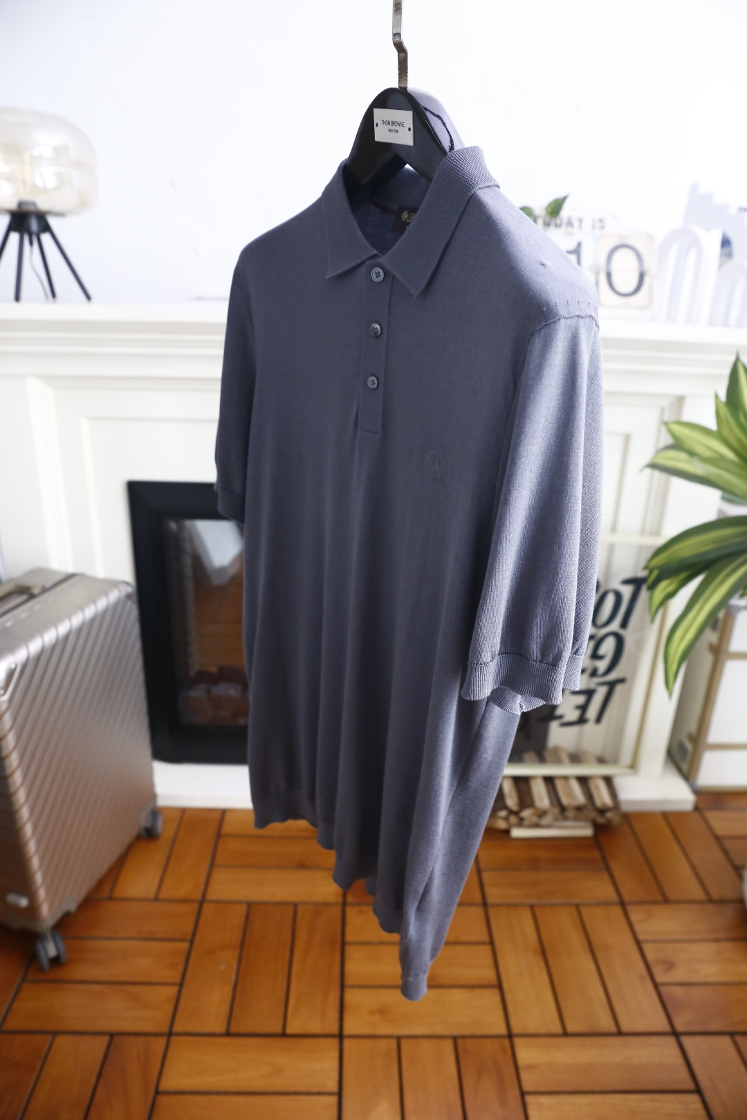 🔥Loro piana.26夏季新品！时尚男士百搭短袖👍经典翻领搭配三门扣设计，左胸位置点缀简约精致的小