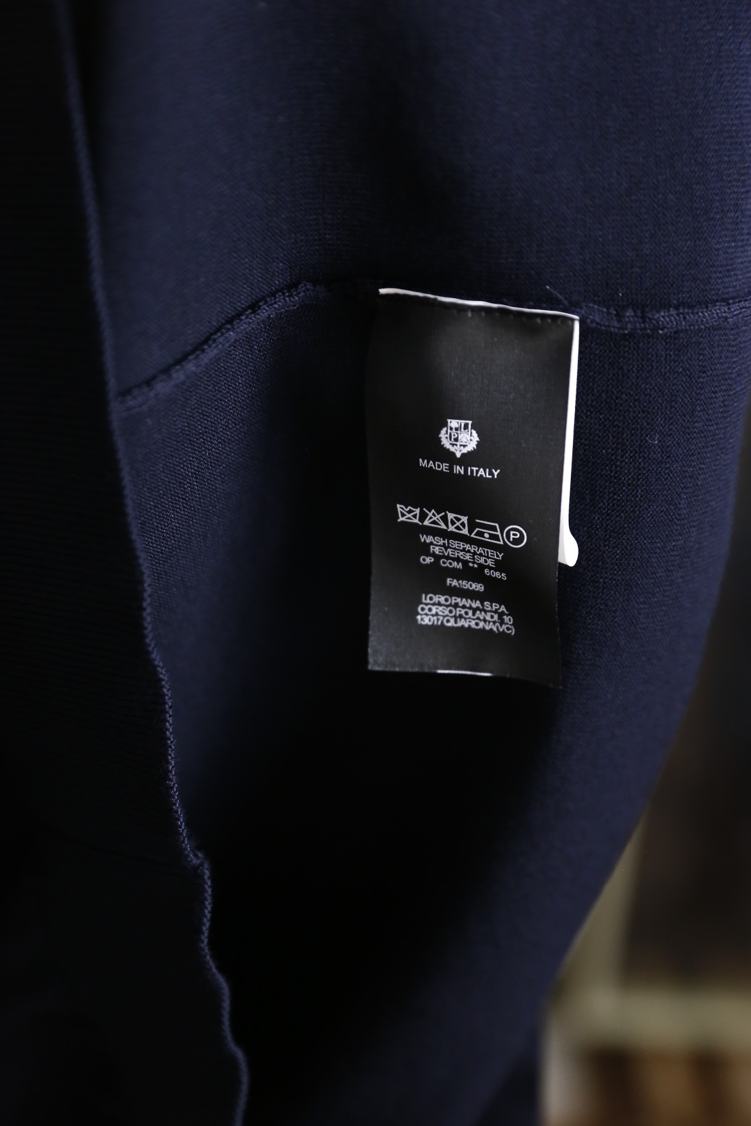 🔥Loro piana.26夏季新品！时尚男士百搭短袖👍经典翻领搭配三门扣设计，左胸位置点缀简约精致的小