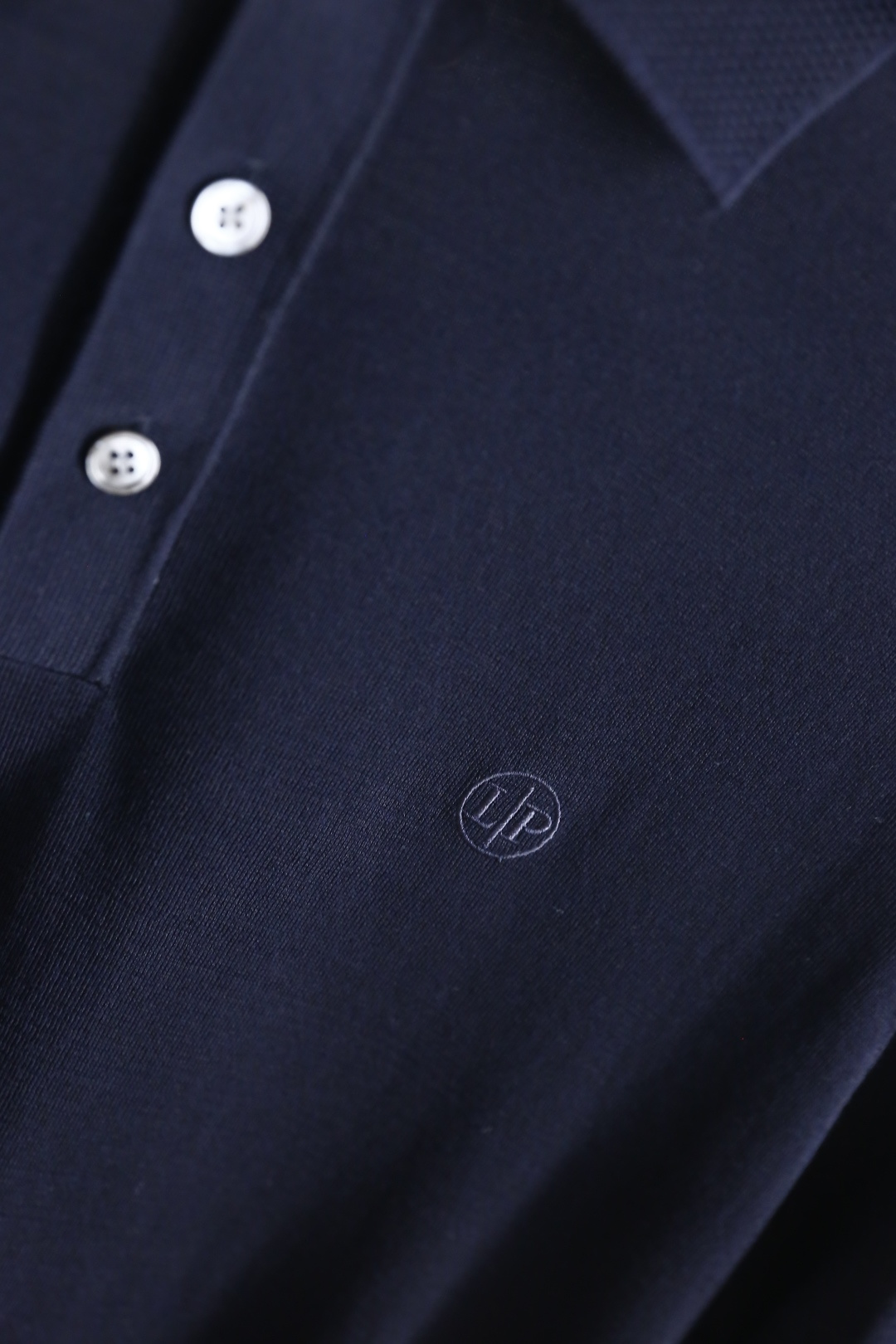 🔥Loro piana.26夏季新品！时尚男士百搭短袖👍经典翻领搭配三门扣设计，左胸位置点缀简约精致的小