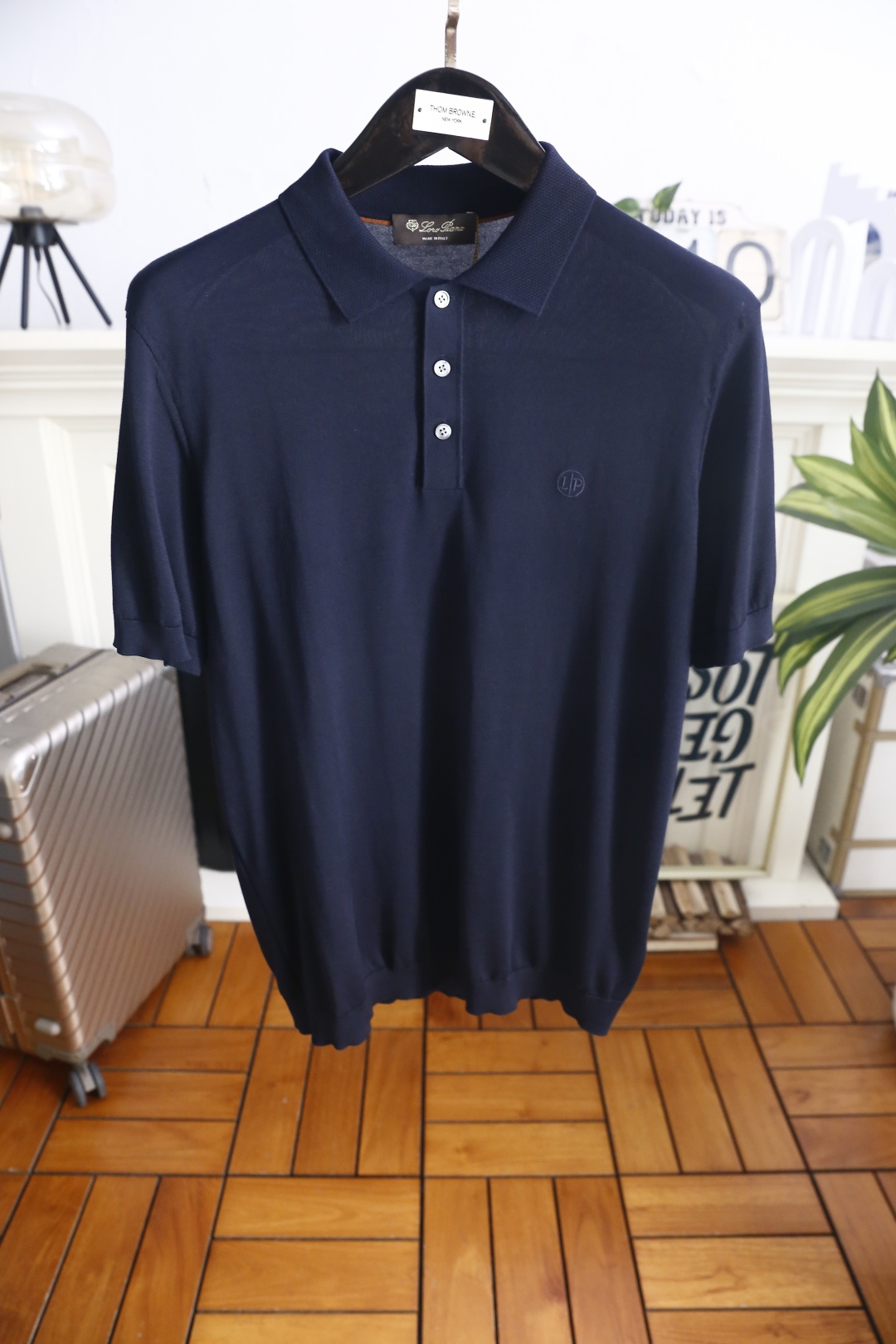 🔥Loro piana.26夏季新品！时尚男士百搭短袖👍经典翻领搭配三门扣设计，左胸位置点缀简约精致的小