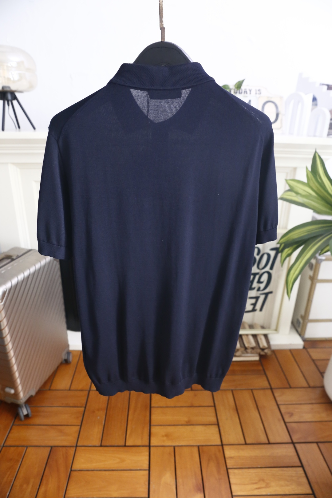 🔥Loro piana.26夏季新品！时尚男士百搭短袖👍经典翻领搭配三门扣设计，左胸位置点缀简约精致的小