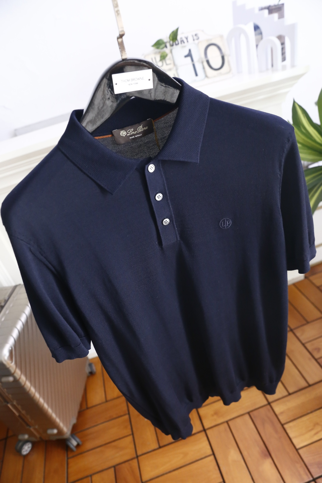 🔥Loro piana.26夏季新品！时尚男士百搭短袖👍经典翻领搭配三门扣设计，左胸位置点缀简约精致的小