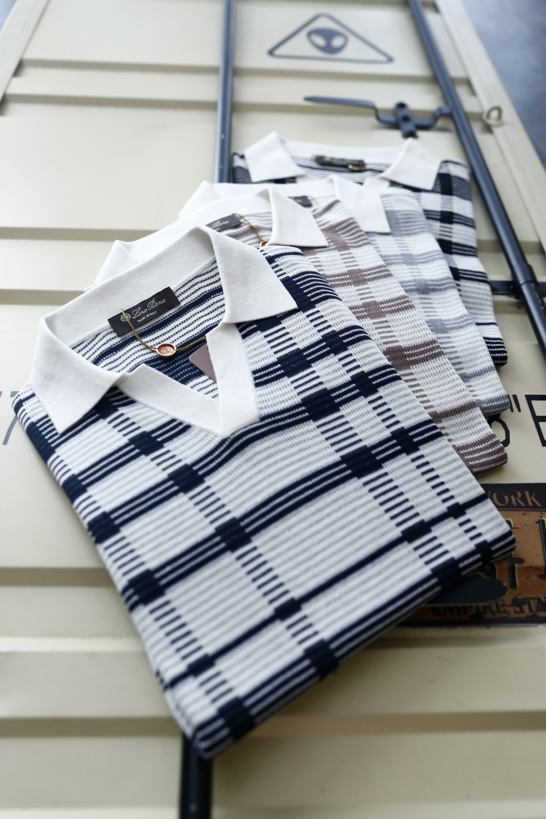 🔥Loro piana.26夏季新品！时尚男士百搭拼接撞色翻领搭配V型开襟短袖👍衣身布满规整格纹条纹，短
