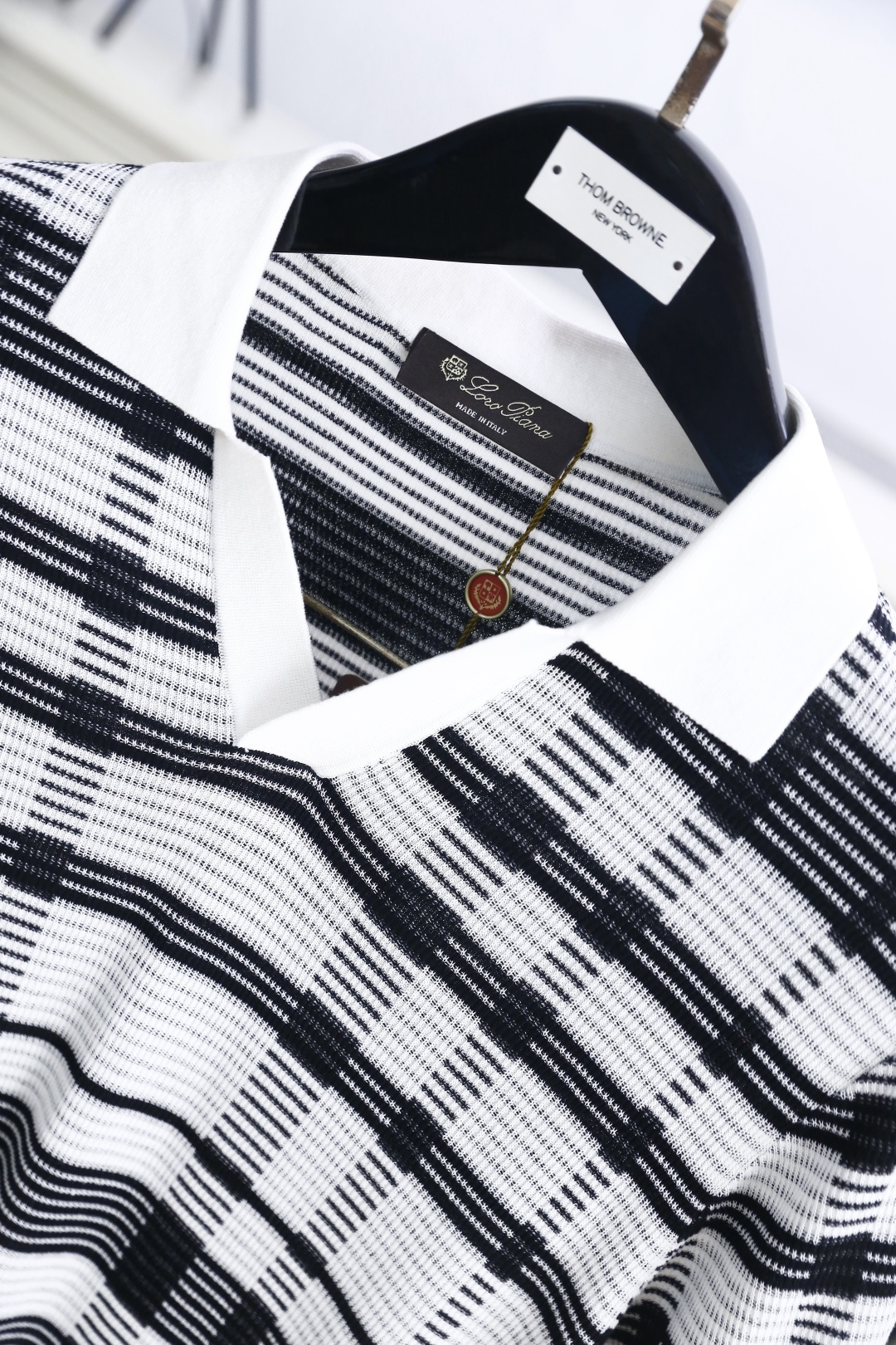 🔥Loro piana.26夏季新品！时尚男士百搭拼接撞色翻领搭配V型开襟短袖👍衣身布满规整格纹条纹，短