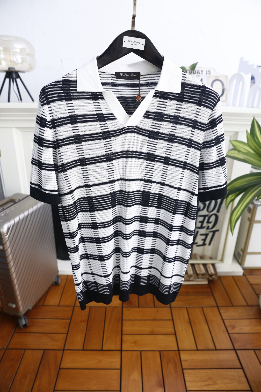 🔥Loro piana.26夏季新品！时尚男士百搭拼接撞色翻领搭配V型开襟短袖👍衣身布满规整格纹条纹，短