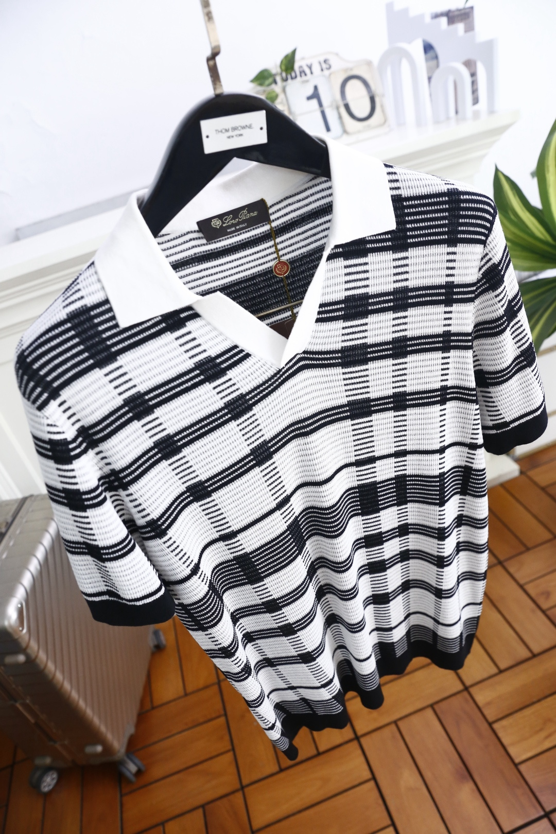 🔥Loro piana.26夏季新品！时尚男士百搭拼接撞色翻领搭配V型开襟短袖👍衣身布满规整格纹条纹，短