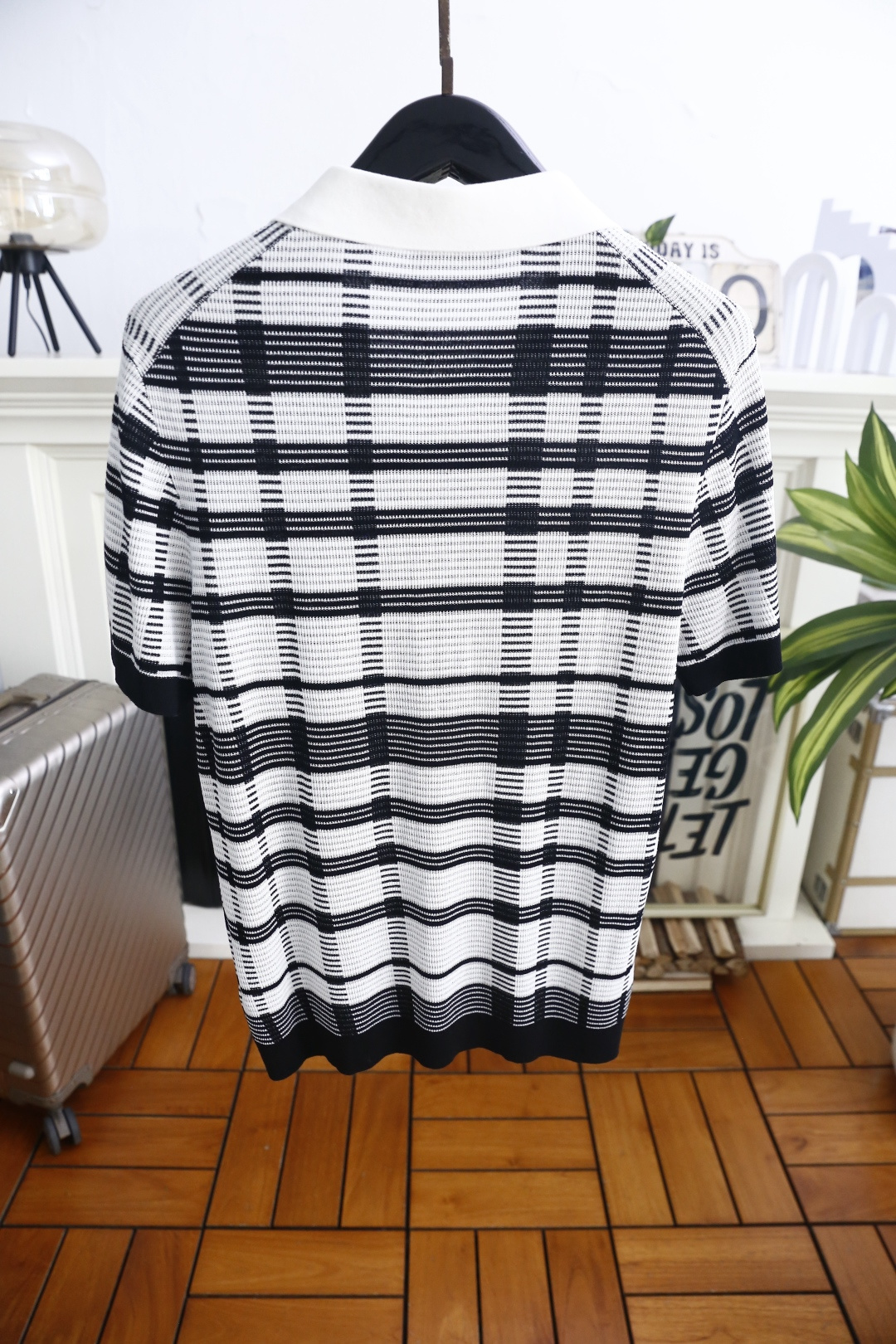 🔥Loro piana.26夏季新品！时尚男士百搭拼接撞色翻领搭配V型开襟短袖👍衣身布满规整格纹条纹，短